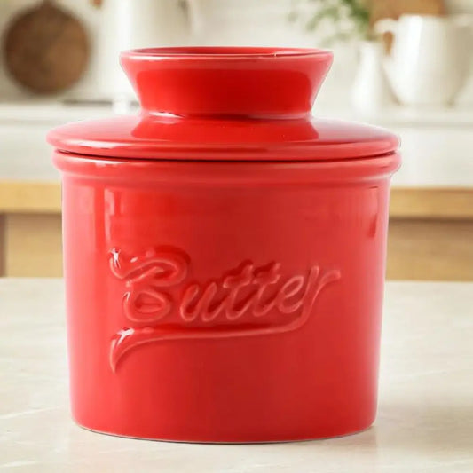 rød smørklokke på kjøkkenbenk